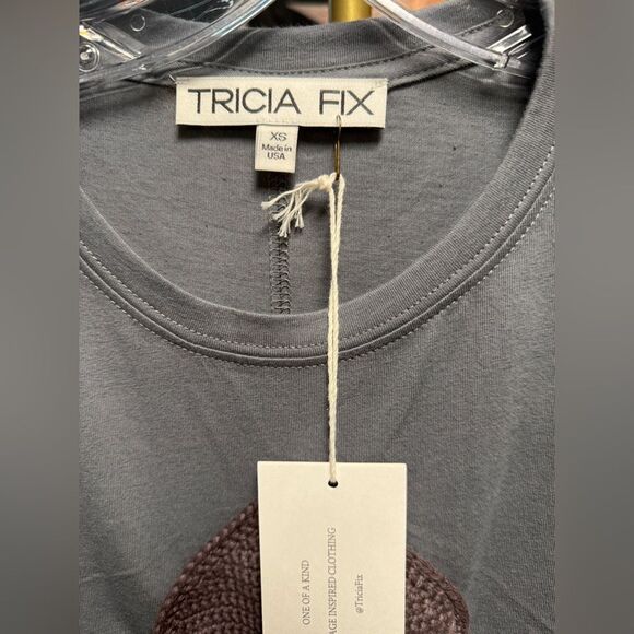 RARE Tricia Tix Exclusive Crochet Flower Tee in Grey - Picture 4 of 4